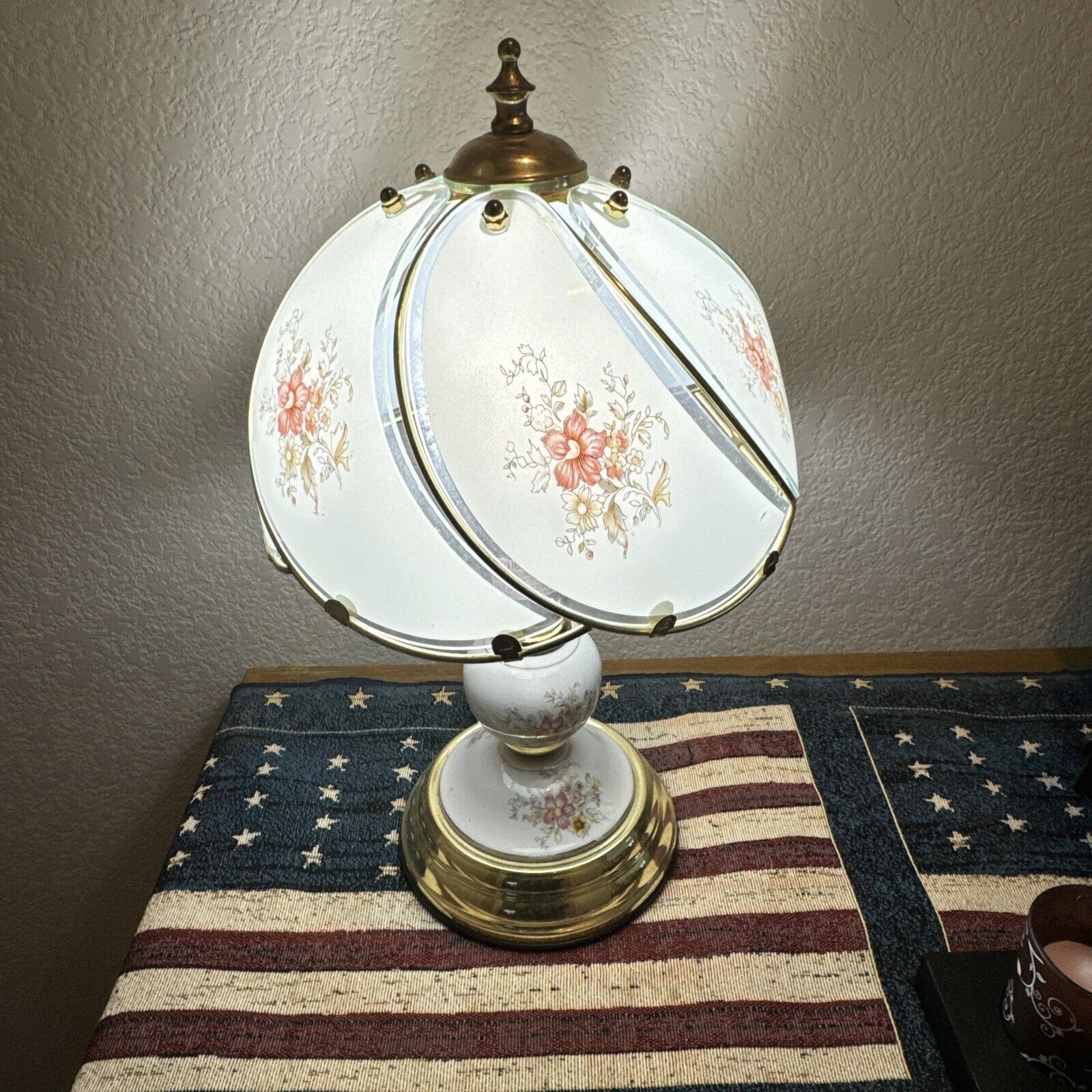 VINTAGE FLORAL 3 Way TOUCH LAMP,6  PANEL GLASS BRASS STAND Height 15”x9”