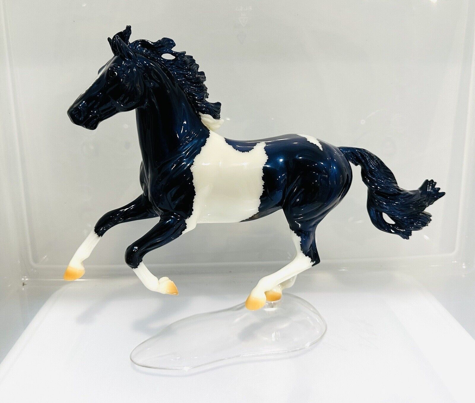 Breyer 2023 Birds of a Feather Web Special Magpie Show Jumper Blue Deco 1/500