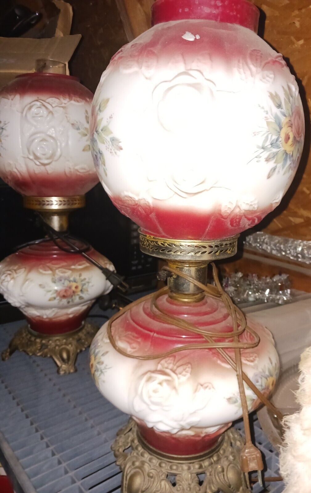 2 Red And White antique Lamps With 2 Globes And Flowers Like GWTW,both Work Good