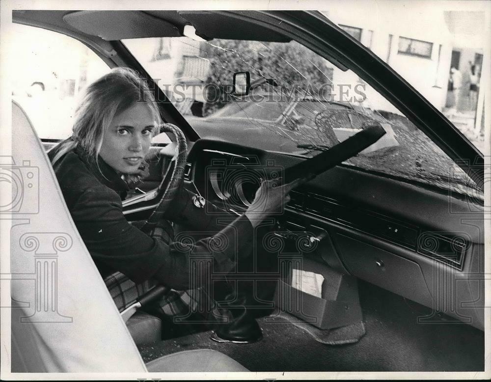 1970\'s Press Photo Cleveland Woman Shows Hole Smashed in Windshield Herman Seid