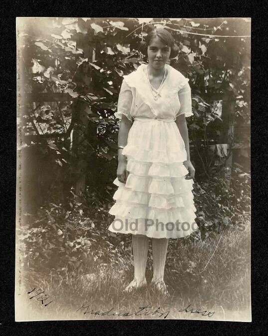 1921 FLAPPER ERA YOUNG LADY GRADUATION DRESS w/RUFFLES OLD/VINTAGE PHOTO- L971