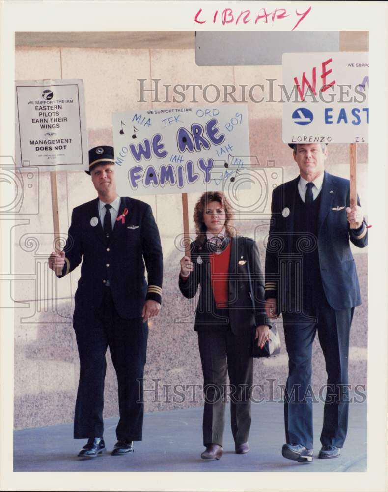 1989 Press Photo Eastern Airlines employees walk picket at Hobby Airport.