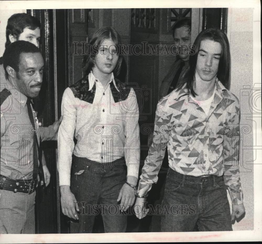 1975 Press Photo Edward Horton and George Riley in handcuffs - tub08550