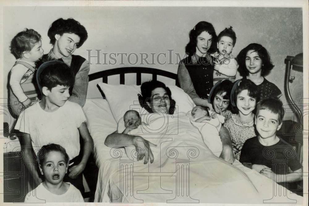 1950 Press Photo Mrs. Dan Smith poses with her children, 3 sets of twins, Ohio
