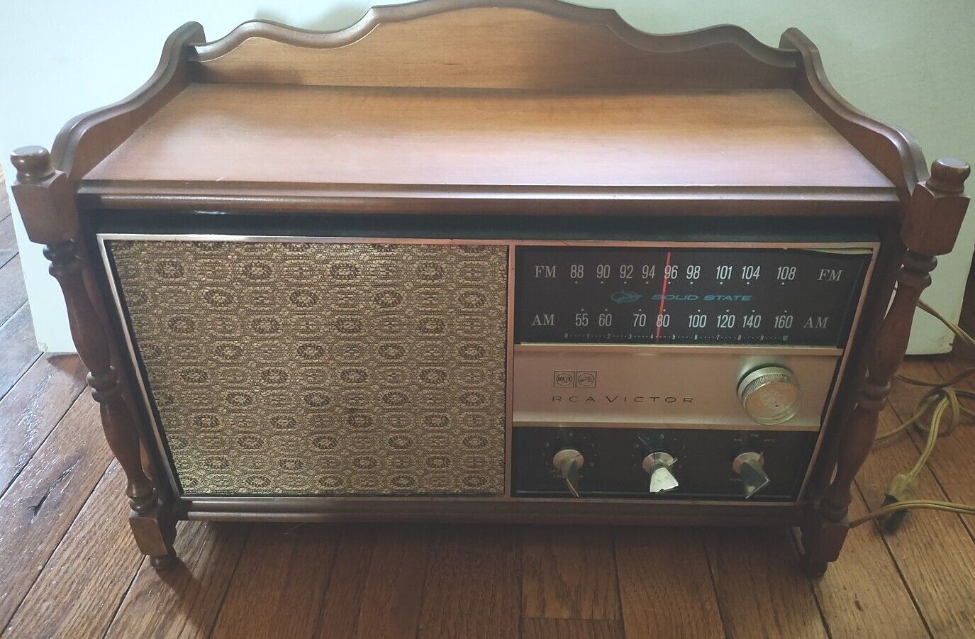 Vintage 1965 - RCA Victor  AM/FM Radio Model RGC37L Maple Cabinet 