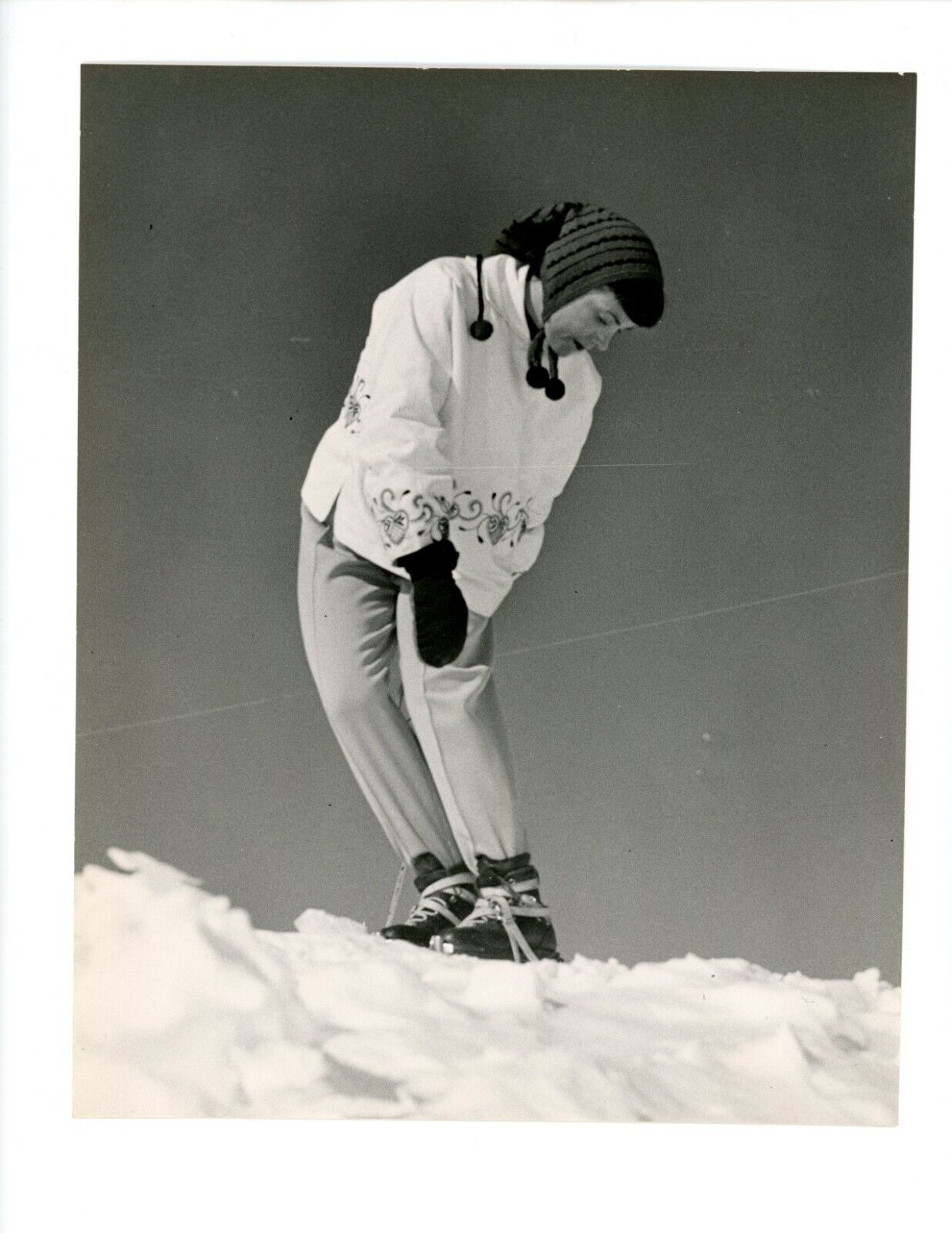 Sun Valley News Bureau 8 x 10 Photo Woman In Snow Skiing, Original 1952 Fashion
