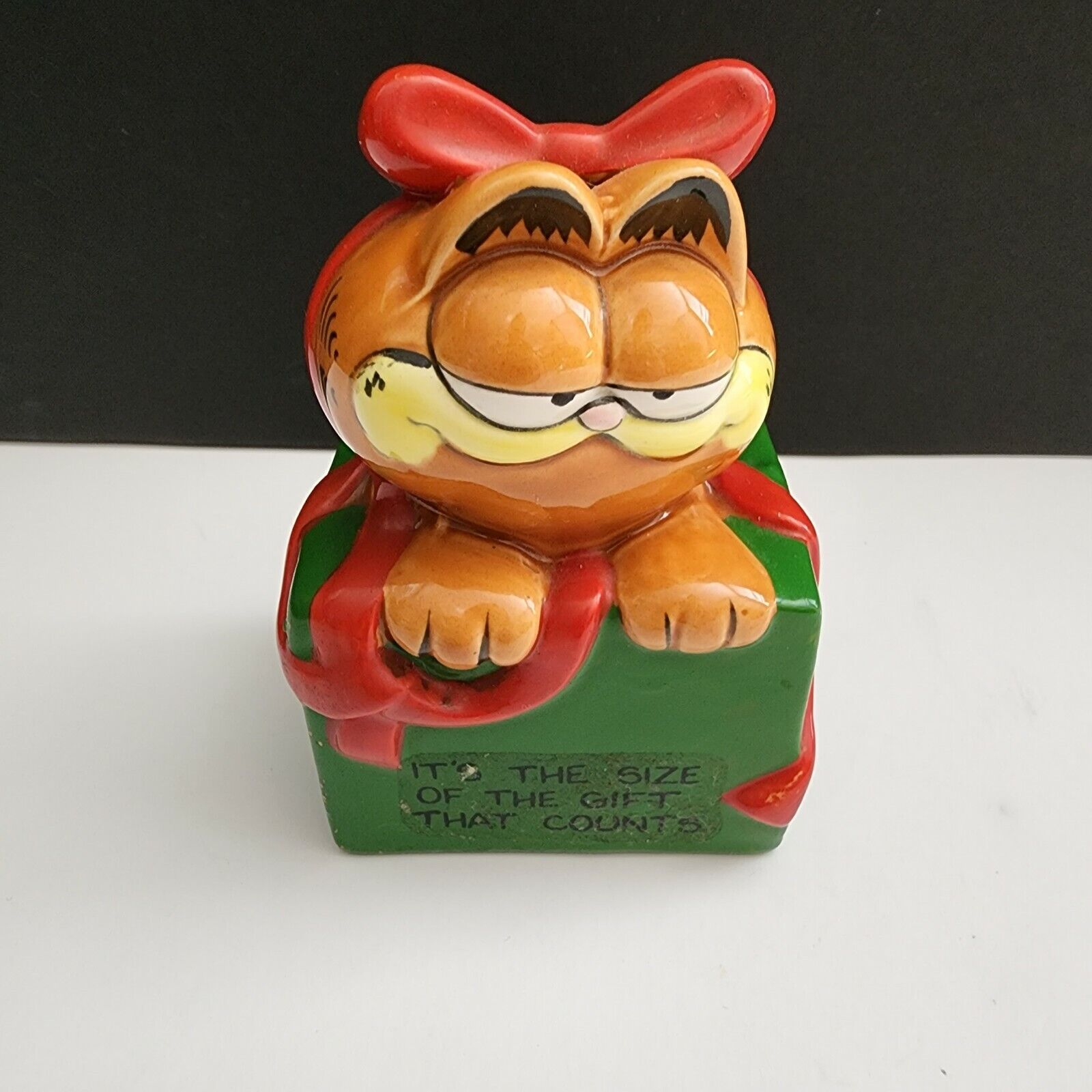Enesco Garfield Cat ceramic Figure Christmas 1981 The size of the gift matters 