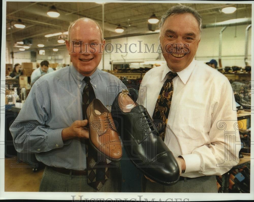 1995 Press Photo Louis J. Ripple and John Stollenwerk at Allen-Edmonds Shoe Corp