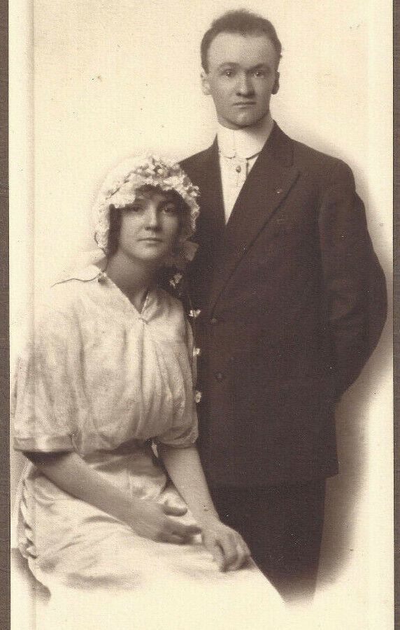 VTG FOUND PHOTO B&W 20s EARLY PRETTY WOMAN HANDSOME MAN COUPLE PORTRAIT FASHION
