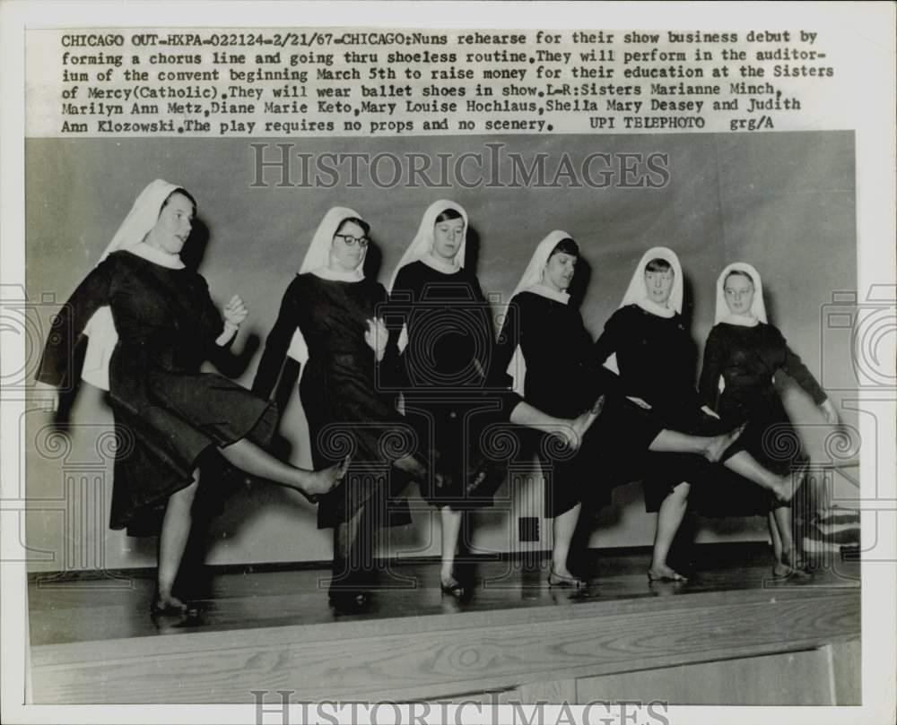 1967 Press Photo Nuns rehearse chorus line at convent auditorium in Chicago