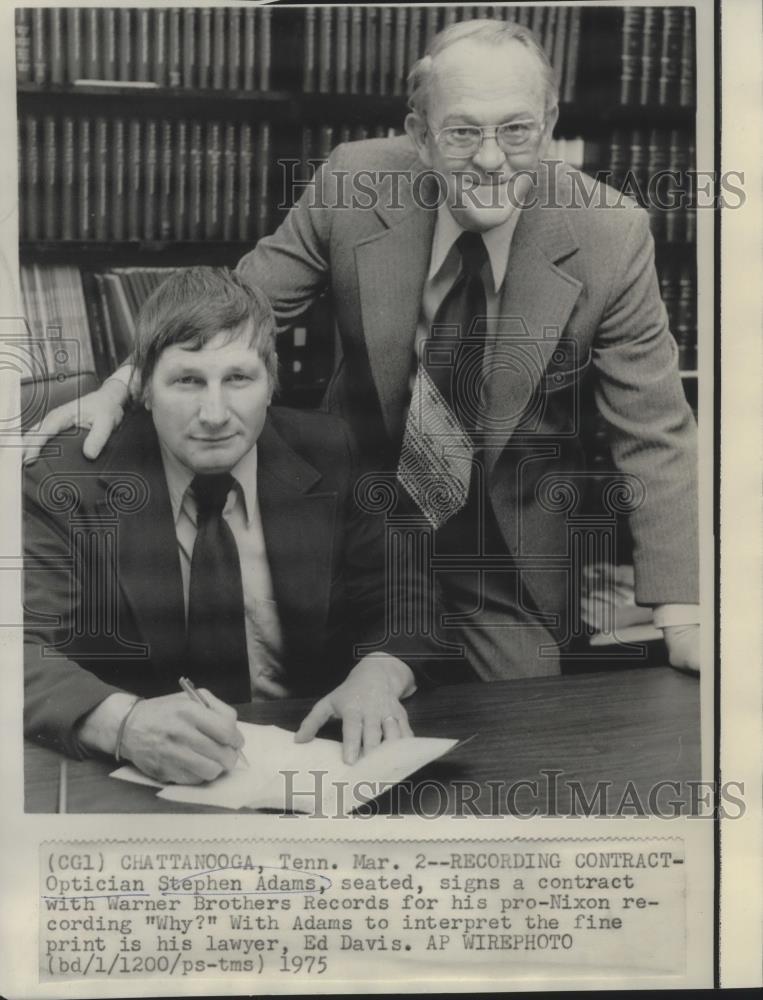 1975 Press Photo Optician Stephen Adams, seated,  with lawyer Ed. Davis.