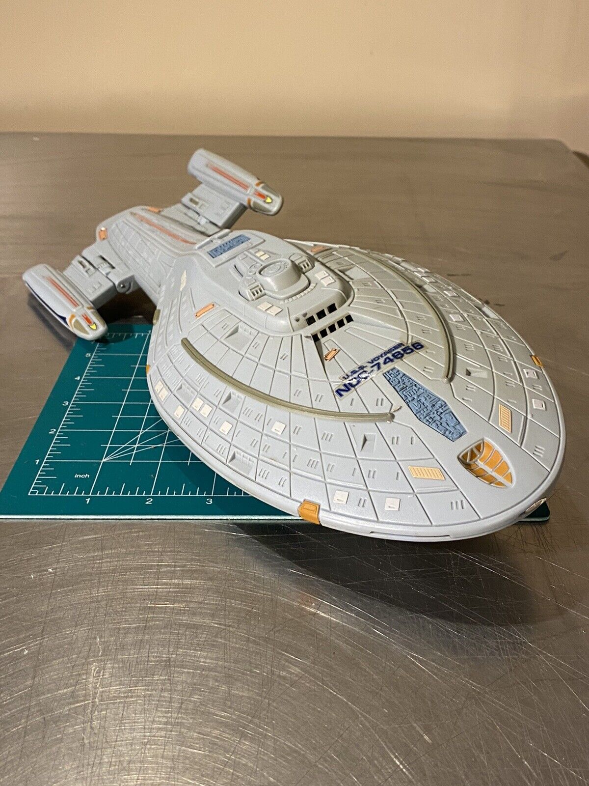Playmates Toys 1995 Star Trek USS Voyager NCC-74656 **read