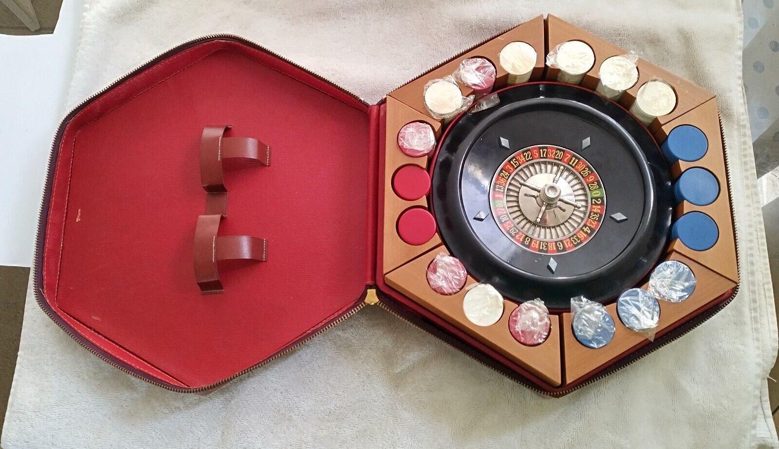 900 Vintage Poker Chips With Rumpp Leather Case & Bakelite Roulette