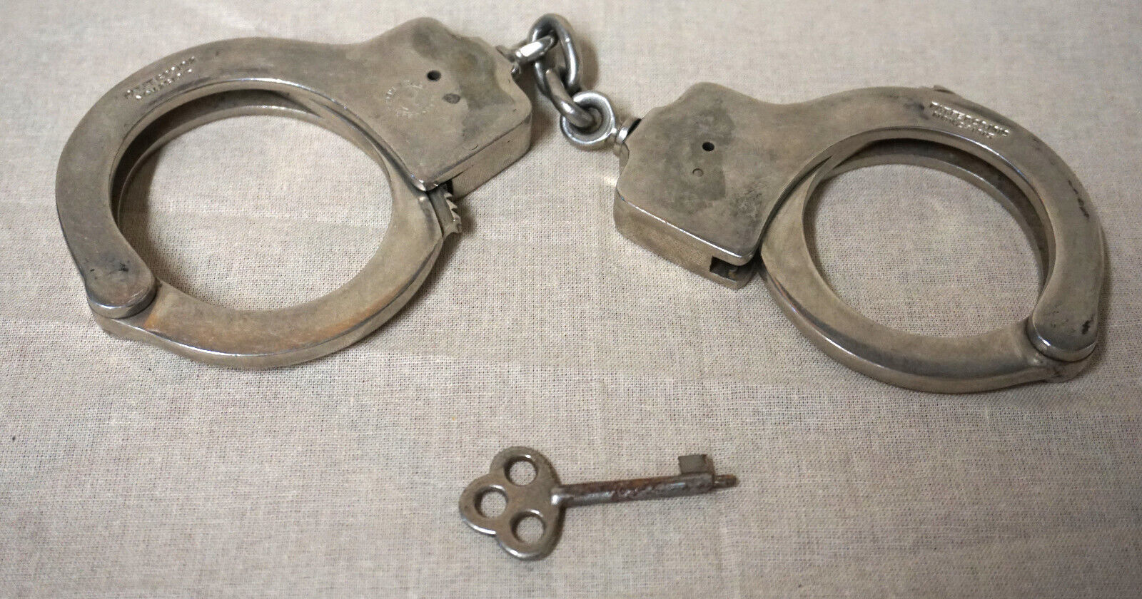 VINTAGE POLICE PEERLESS HANDCUFF HANDCUFFS PAT. 1912 & 1915 With Key