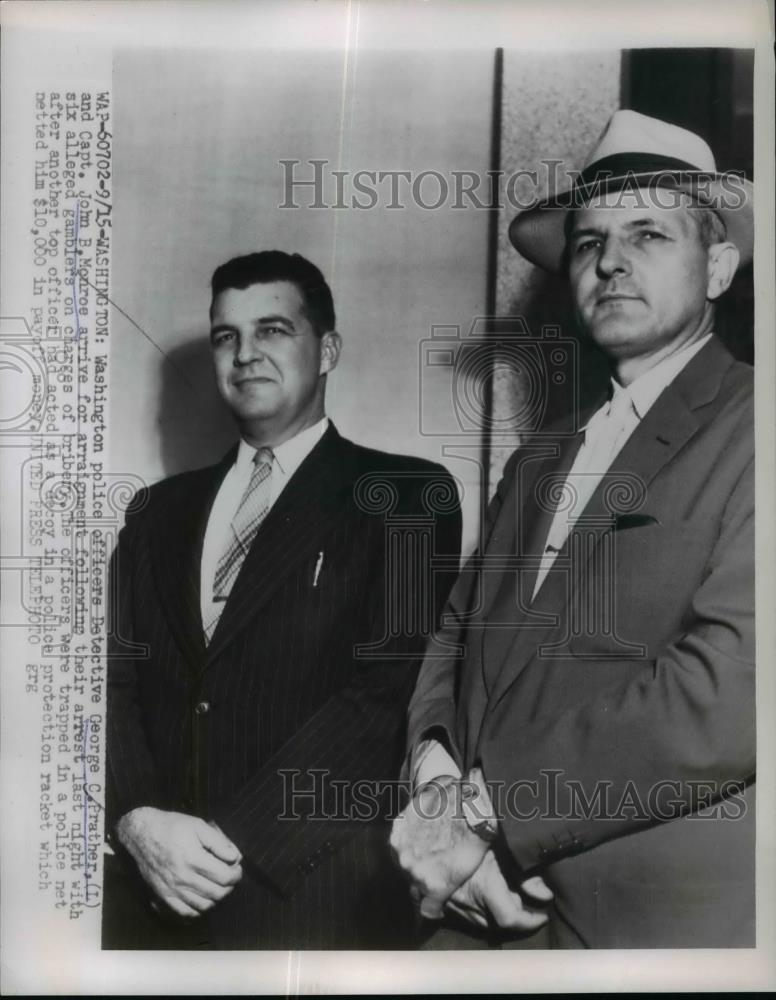 1954 Press Photo Detectives Arrive For Arraignment After Arrest of Six Gamblers