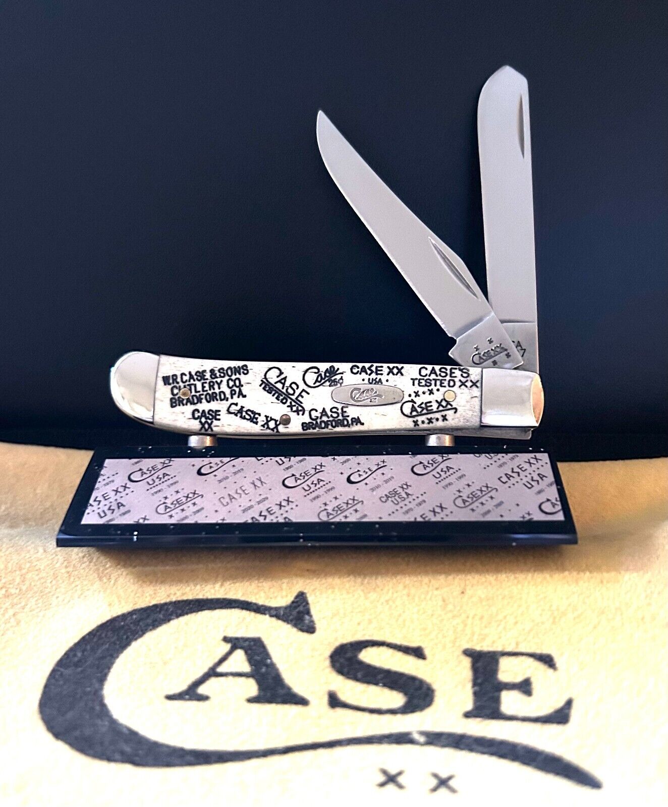 2006 CASE XX 6207 TANG STAMP LASER ETCH MINI TRAPPER Knife with Display Stand