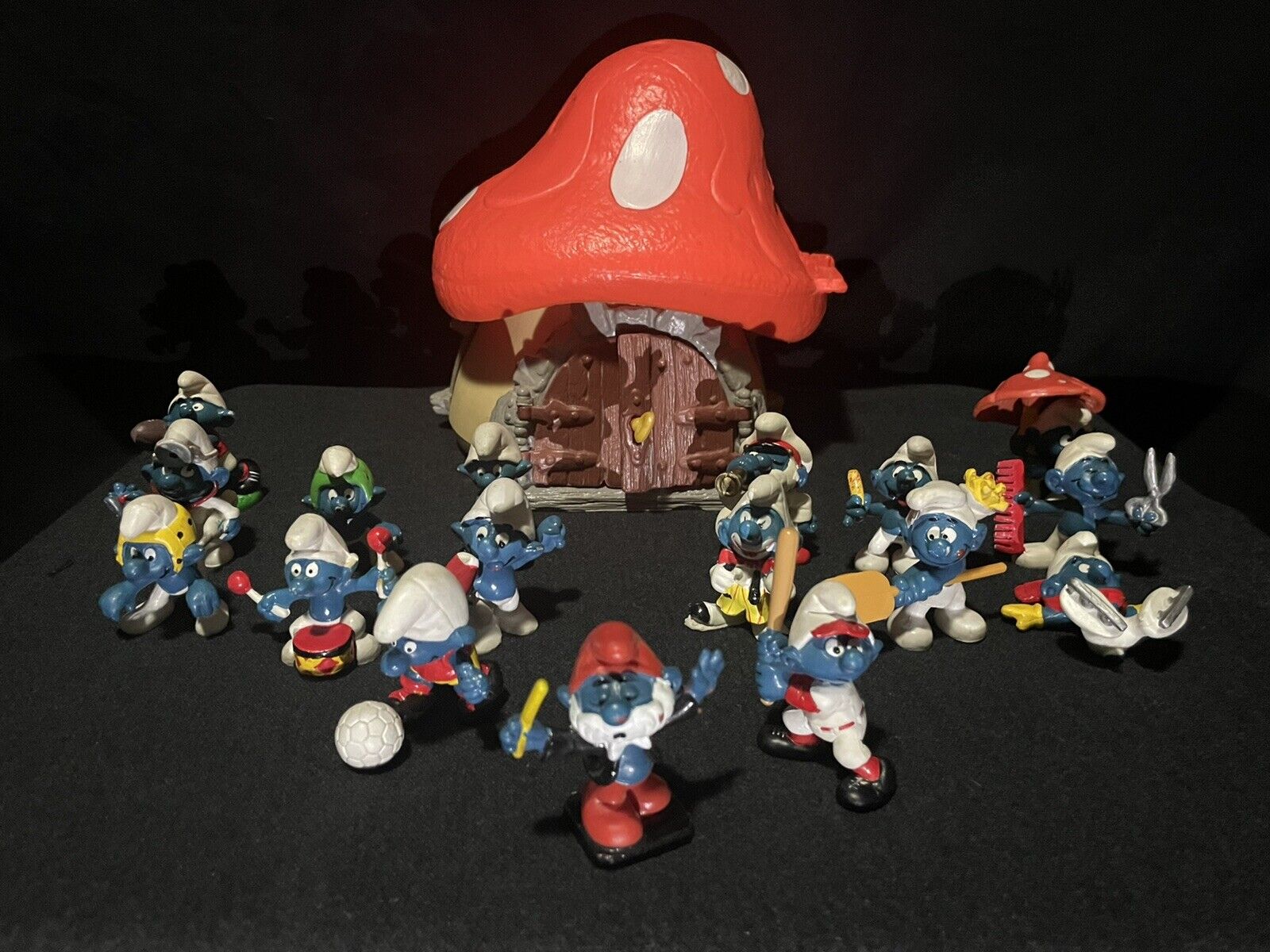  1976 Vintage Peyo Schleich Mushroom House with 17 Smurf Figures
