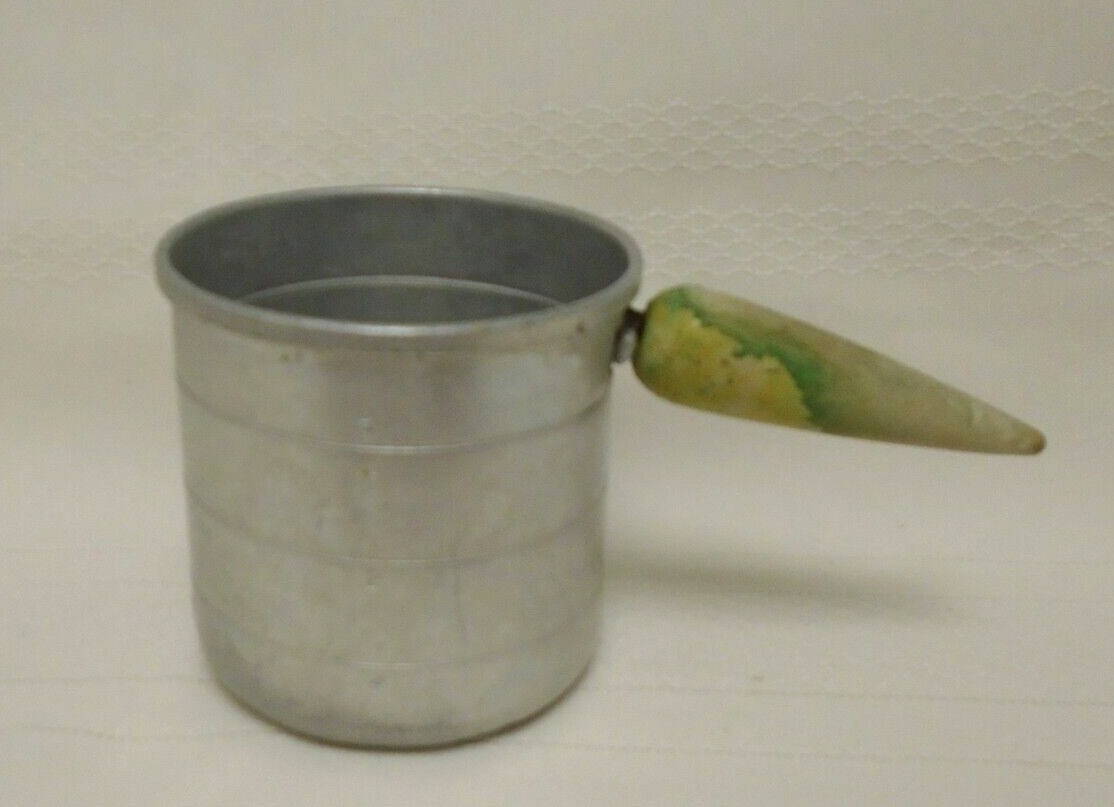 ANTIQUE VINTAGE TIN MEASURING CUP GREEN HANDLE