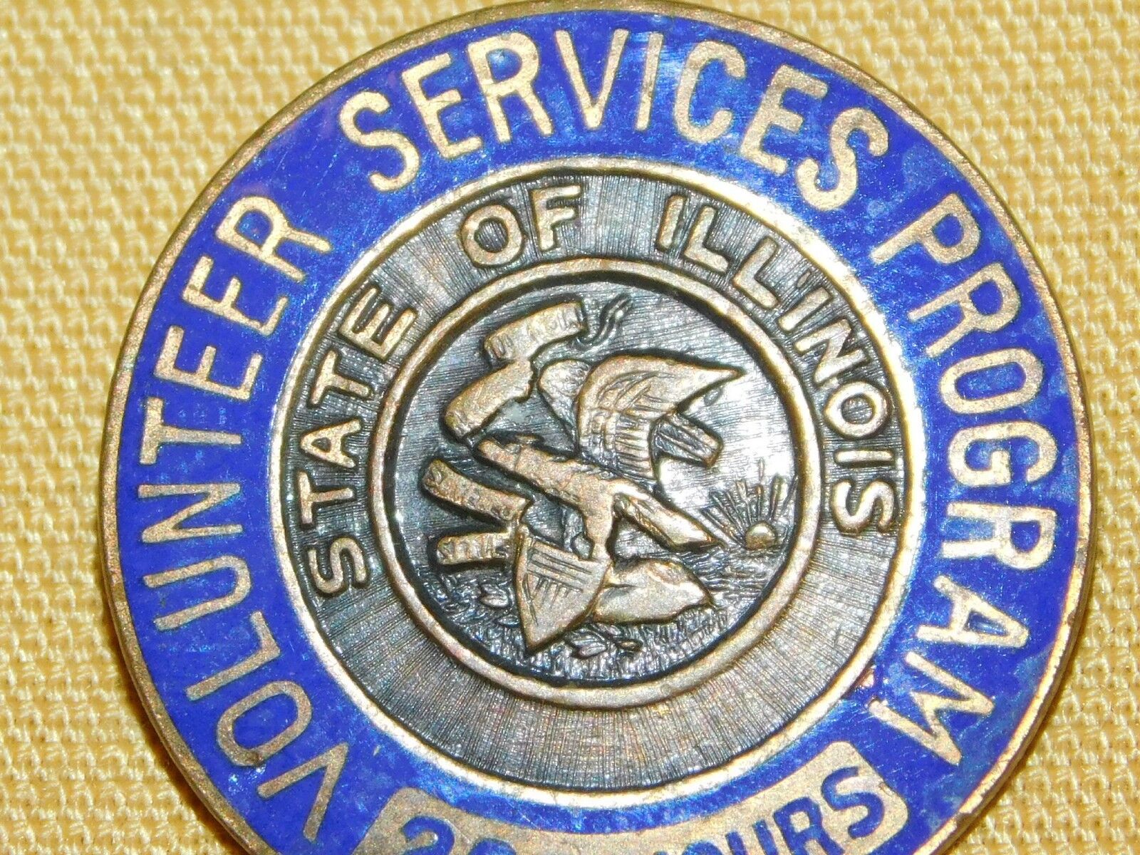 VINTAGE STATE OF ILLINOIS 200 HOURS VOLUNTEER SERVICES PROGRAM PIN