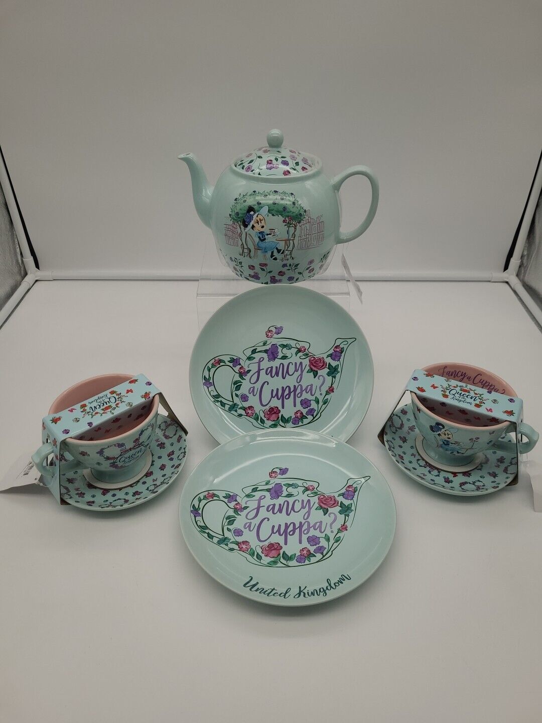 2022 Disney Parks Epcot UK United Kingdom Minnie Mouse Teapot , Cup & Plate Set