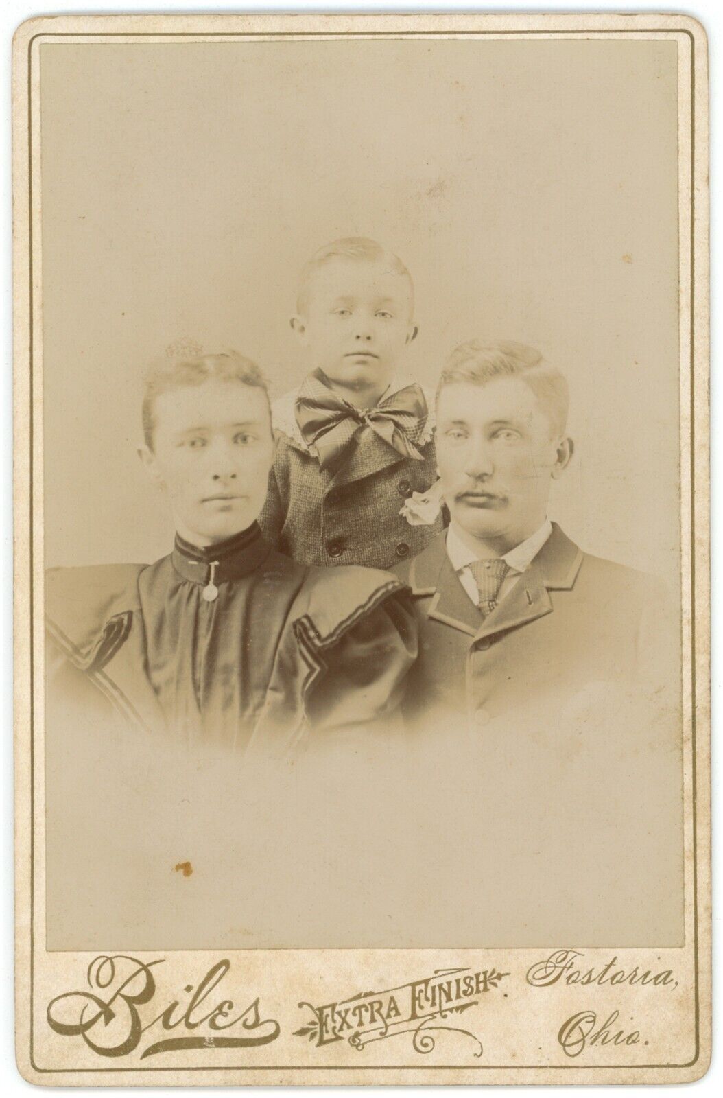 CIRCA 1890'S CABINET CARD Beautiful Family of Three Little Boy Biles Fostoria OH