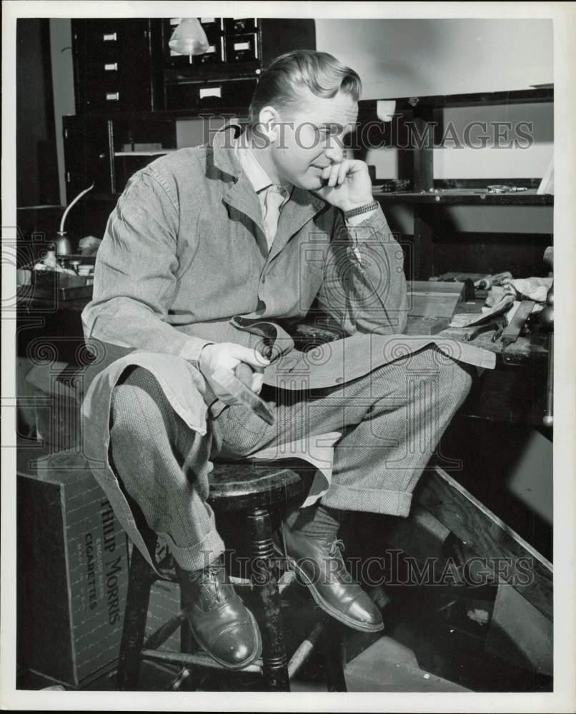 1948 Press Photo Karl Swenson portrays inventor Lorenzo Jones on the NBC serial