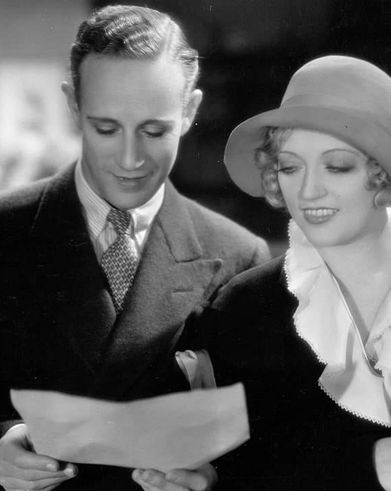 1931 LESLIE HOWARD &  MARIAN DAVIES Filming of FiIVE AND TEN Photo (217-N)