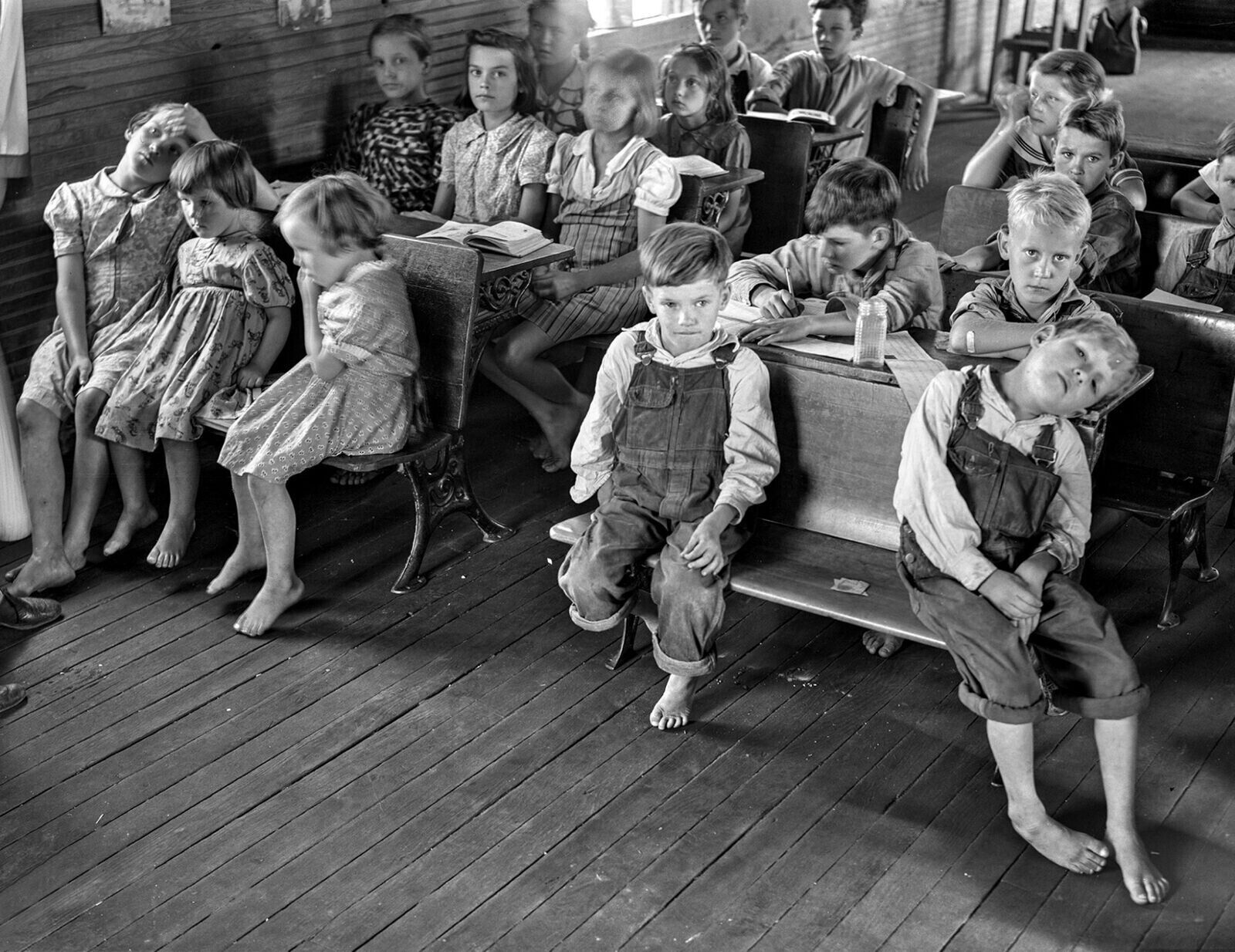 1940 DEPRESSION ERA SCHOOL ROOM with Barefoot Students Picture Photo 8x10