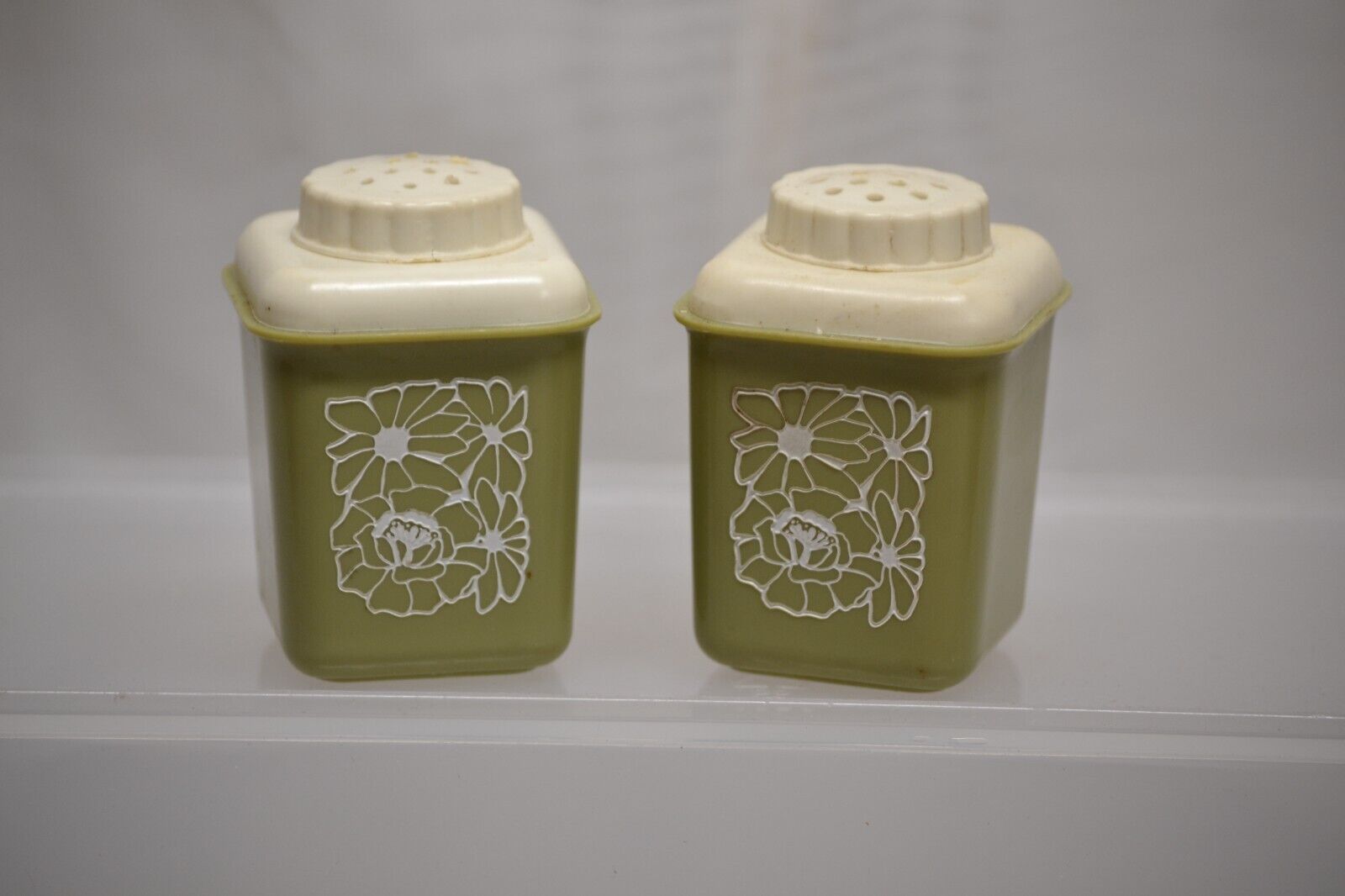 MID CENTURY MODERN GREEN WITH FLOWERS SALT AND PEPPER SHAKERS 2.5\