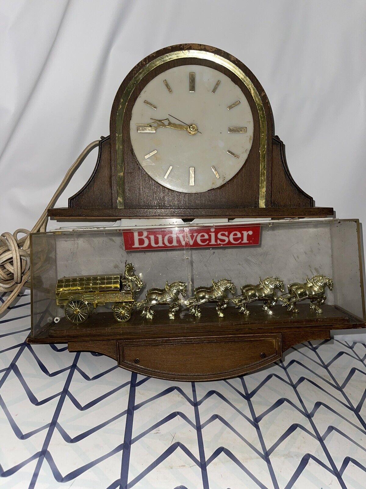 Vintage 1970s Lighted Budweiser Clydesdales Hanging Clock (Shelf)z