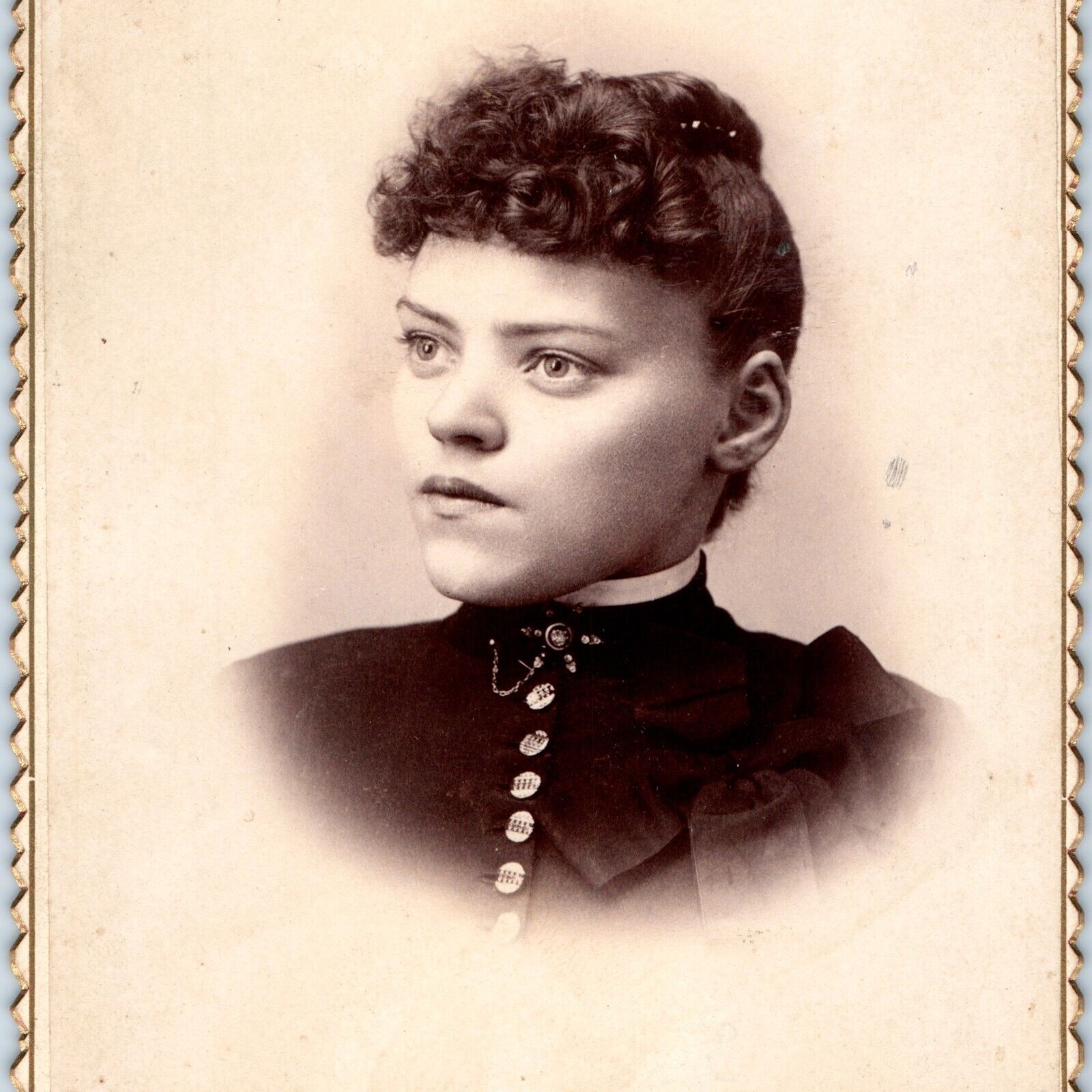 c1880s Hampton, IA Pretty Young Woman Cabinet Card Photo Forehead Line B11