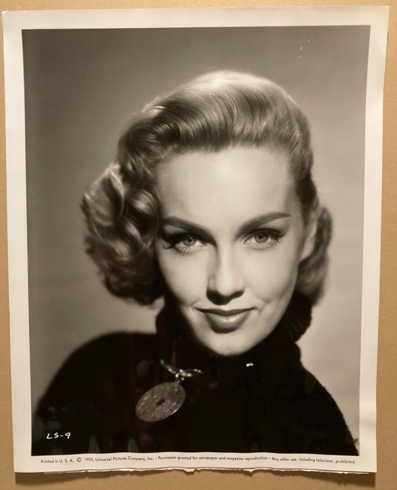 Hollywood pinup photo of actress Leigh Snowden 1955 portrait “Outside the Law”