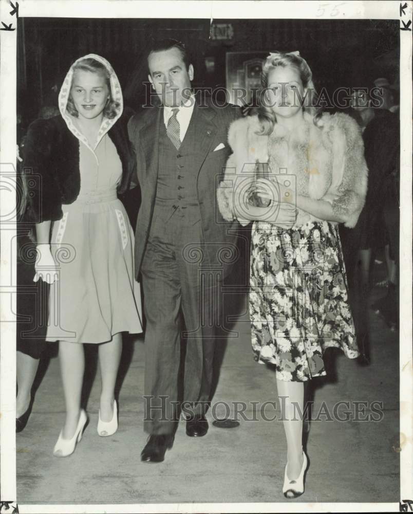 1940 Press Photo Harold Lloyd goes previewing with his daughters Peggy & Gloria