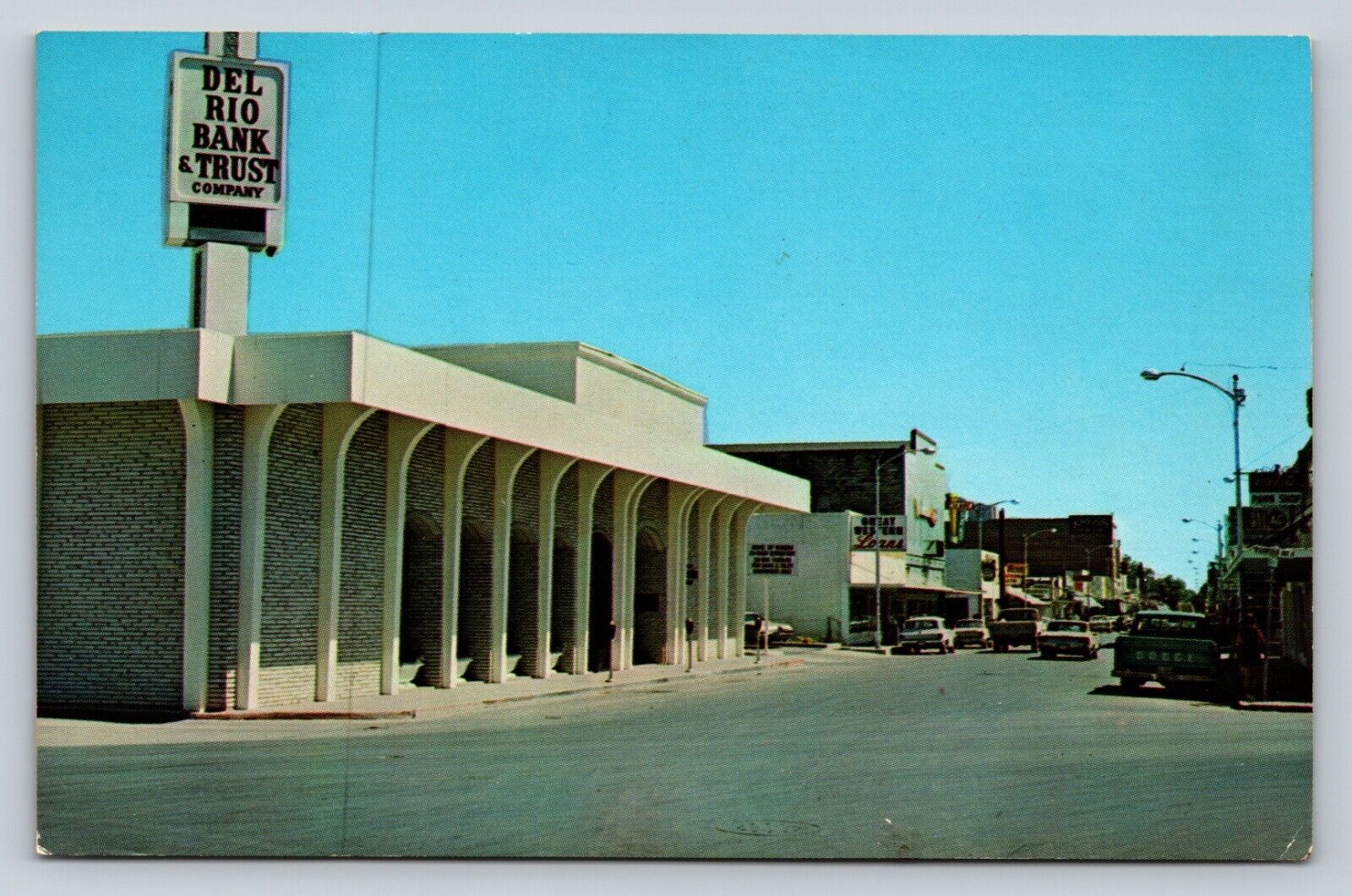 Del Rio Texas Street Scene Bank & Trust Company Old Cars VINTAGE Postcard