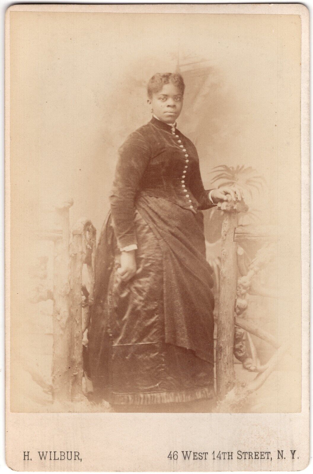 CIRCA 1880s CABINET CARD H. WILBUR YOUNG AFRICAN AMERICAN LADY IN DRESS NEW YORK