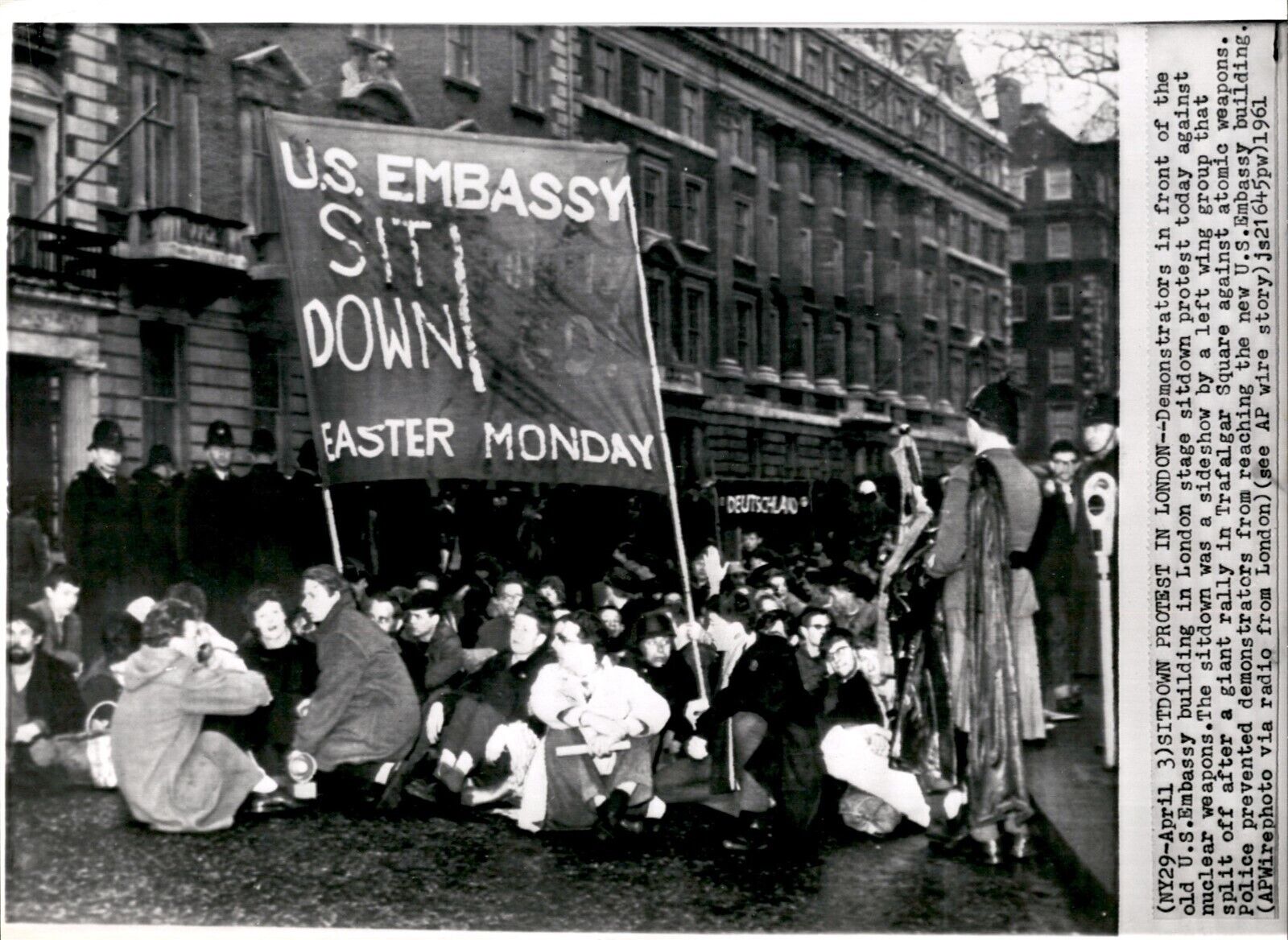 LG48 1961 Wire Photo SITDOWN PROTEST IN LONDON US Embassy Picket Nuclear Weapons