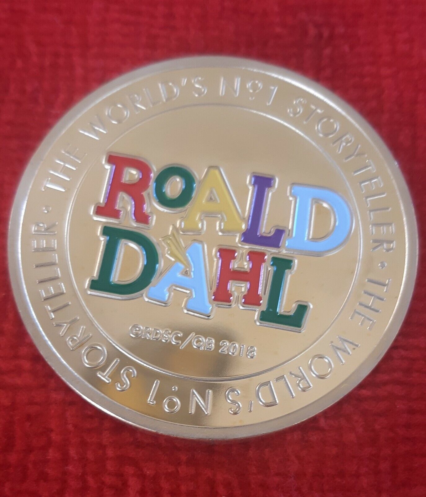 ROALD DAHL CHARLIE & CHOCALATE FACTORY GOLD TONE  COIN  (DISNEY CLASSIC)
