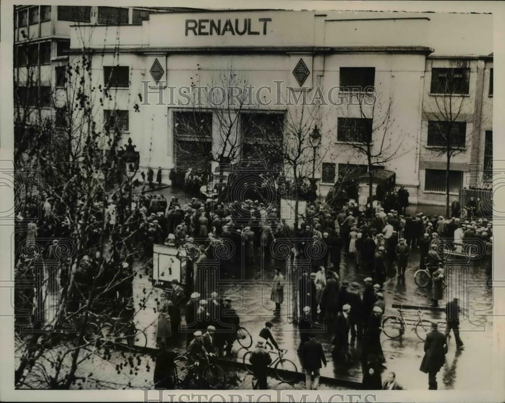 1938 Press Photo Outside Renault Automobile Factory