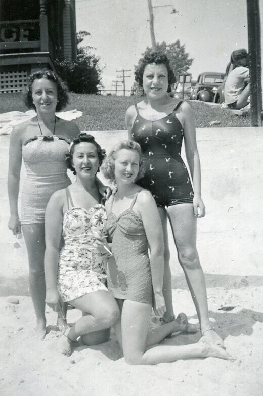 Q466 Original Vtg Photo WOMEN IN SWIM SUITS ON BEACH c 1930\'s