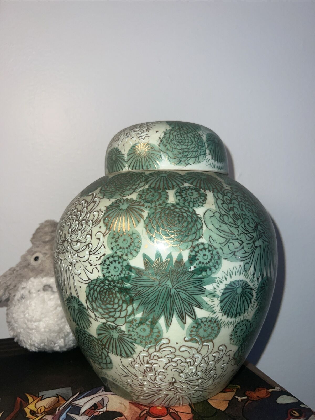 Beautiful Japanese Ginger Jar with Crysanthemum Motif.  Collector's Item Rare