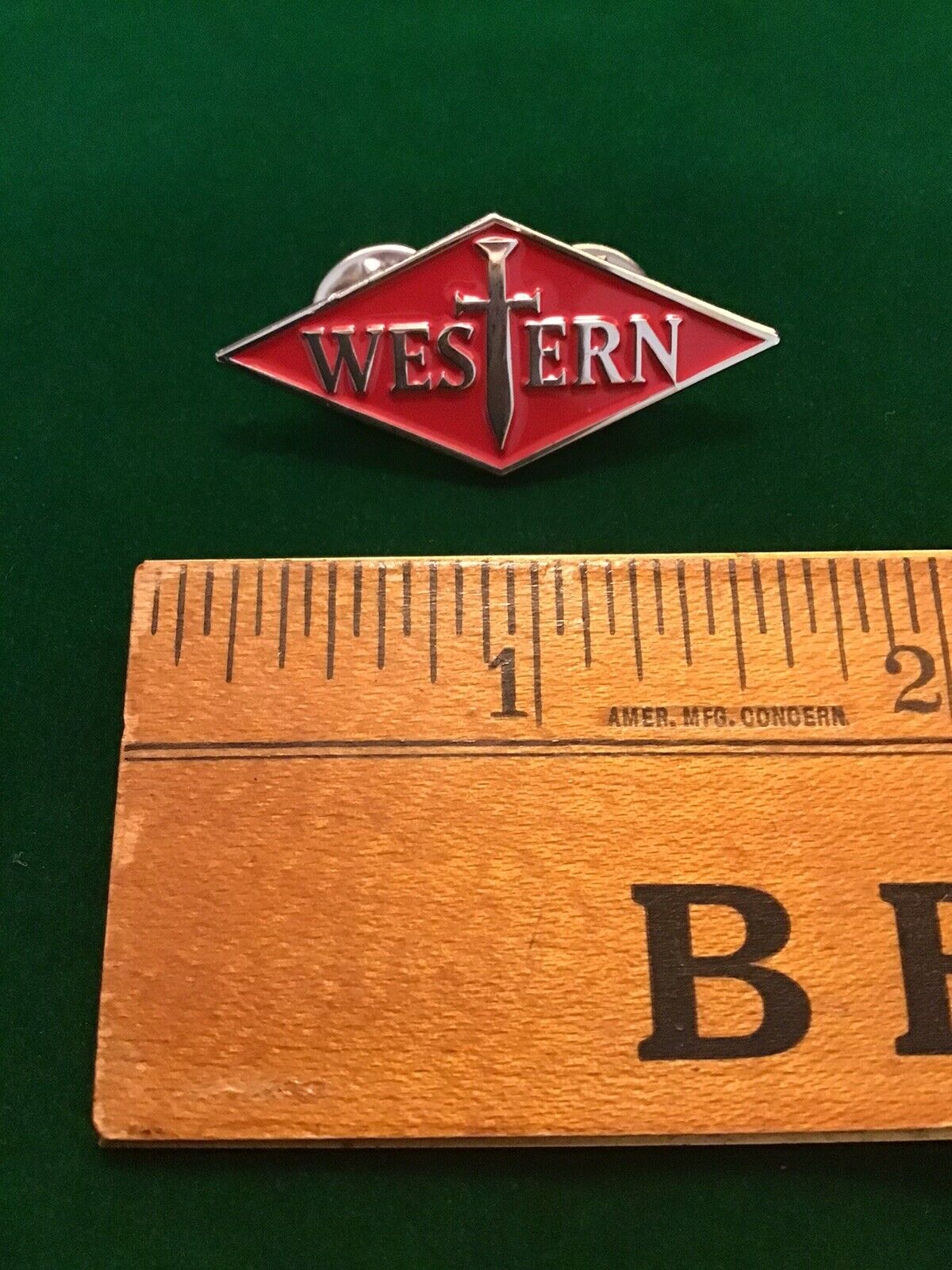 WESTERN CUTLERY COMPANY COLLECTIBLE KNIVES & BLADES RED LOGO ENAMEL PIN
