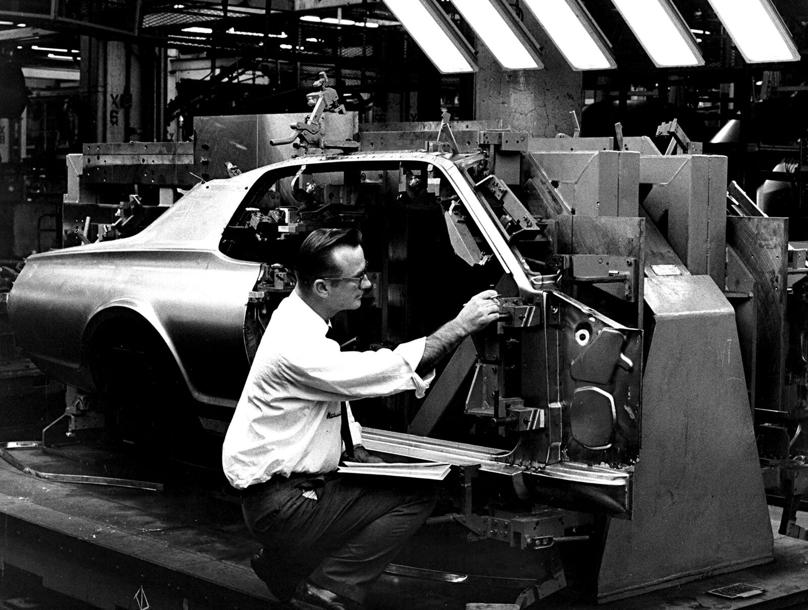 1967 MERCURY COUGAR ASSEMBLY LINE PHOTO  (179-f)