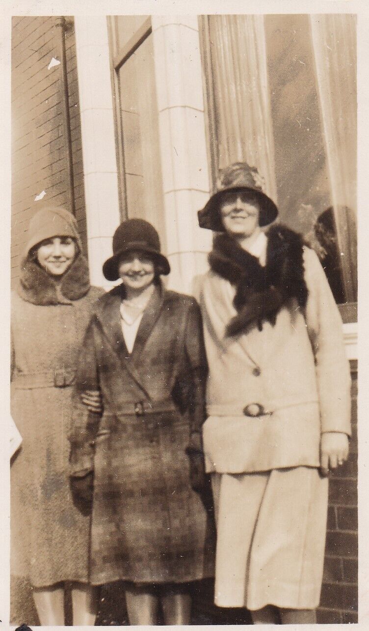 Vintage c1930s Photograph Three Ladies Posing Outside Building Hats Fashion