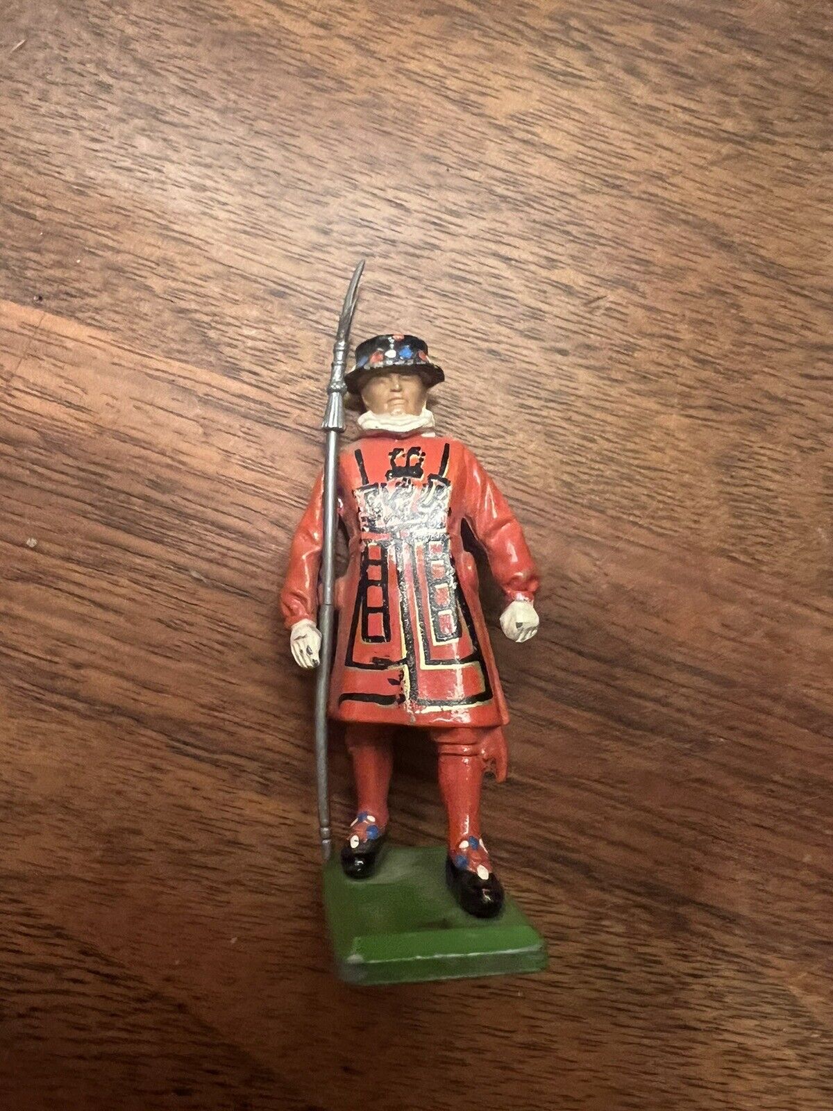 QUEEN\'S GUARD PAINTED PEWTER MINIATURE BEEFEATER FIGURINE 2.5\