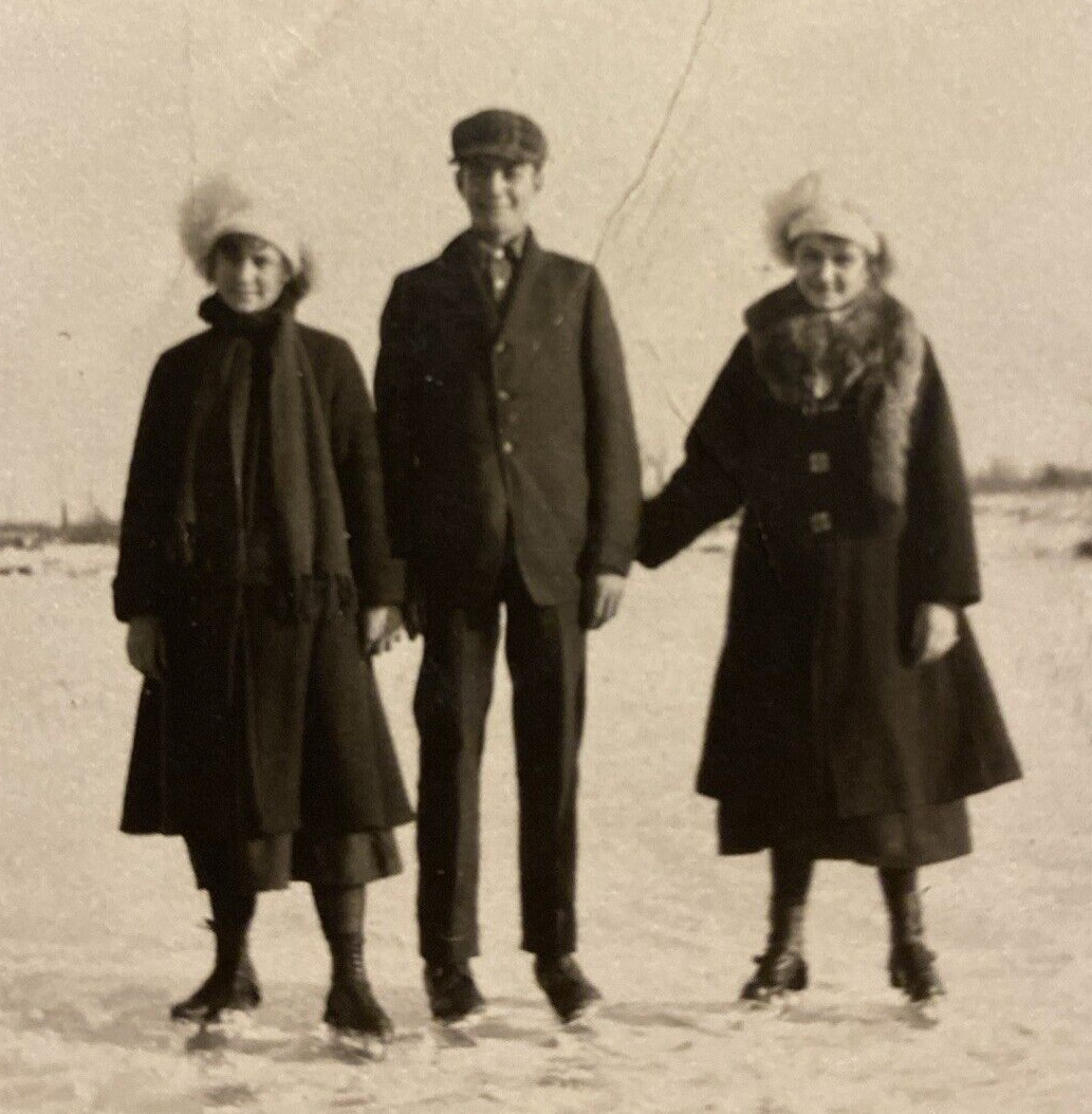Antique 1910s-1920s Ice Skating Man Women Pond Winter Original Real Photo P11h13