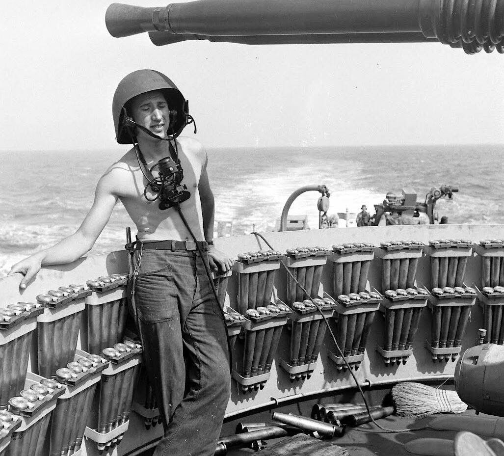 WW2 WWII Photo Gun Crewman 40mm  US Navy USS Edsall DE-129 World War Two / 7179