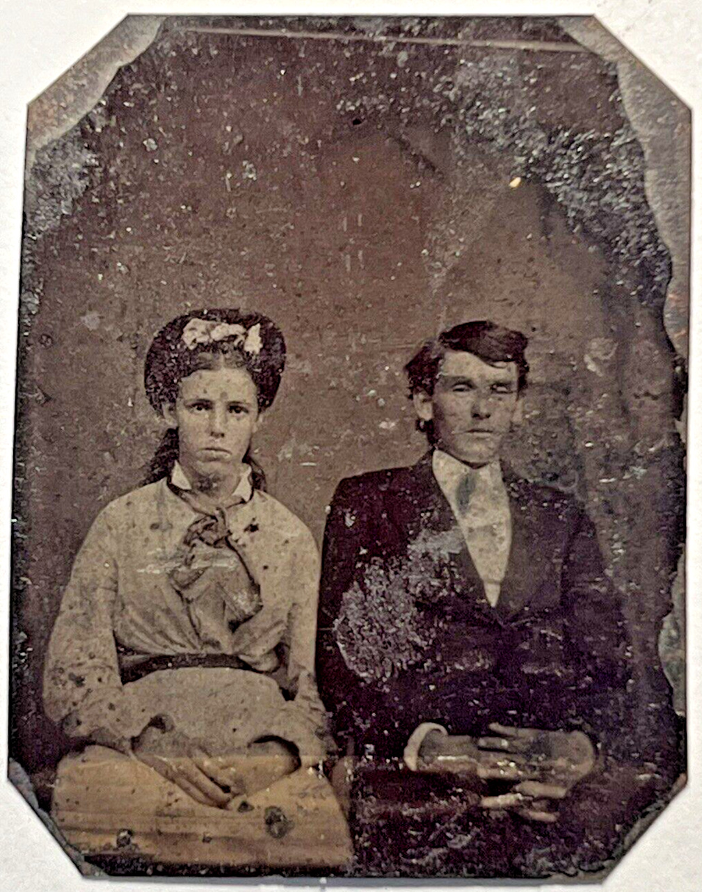 1800's SMALL TINTYPE SERIOUS YOUNG COUPLE PORTRAIT 9E