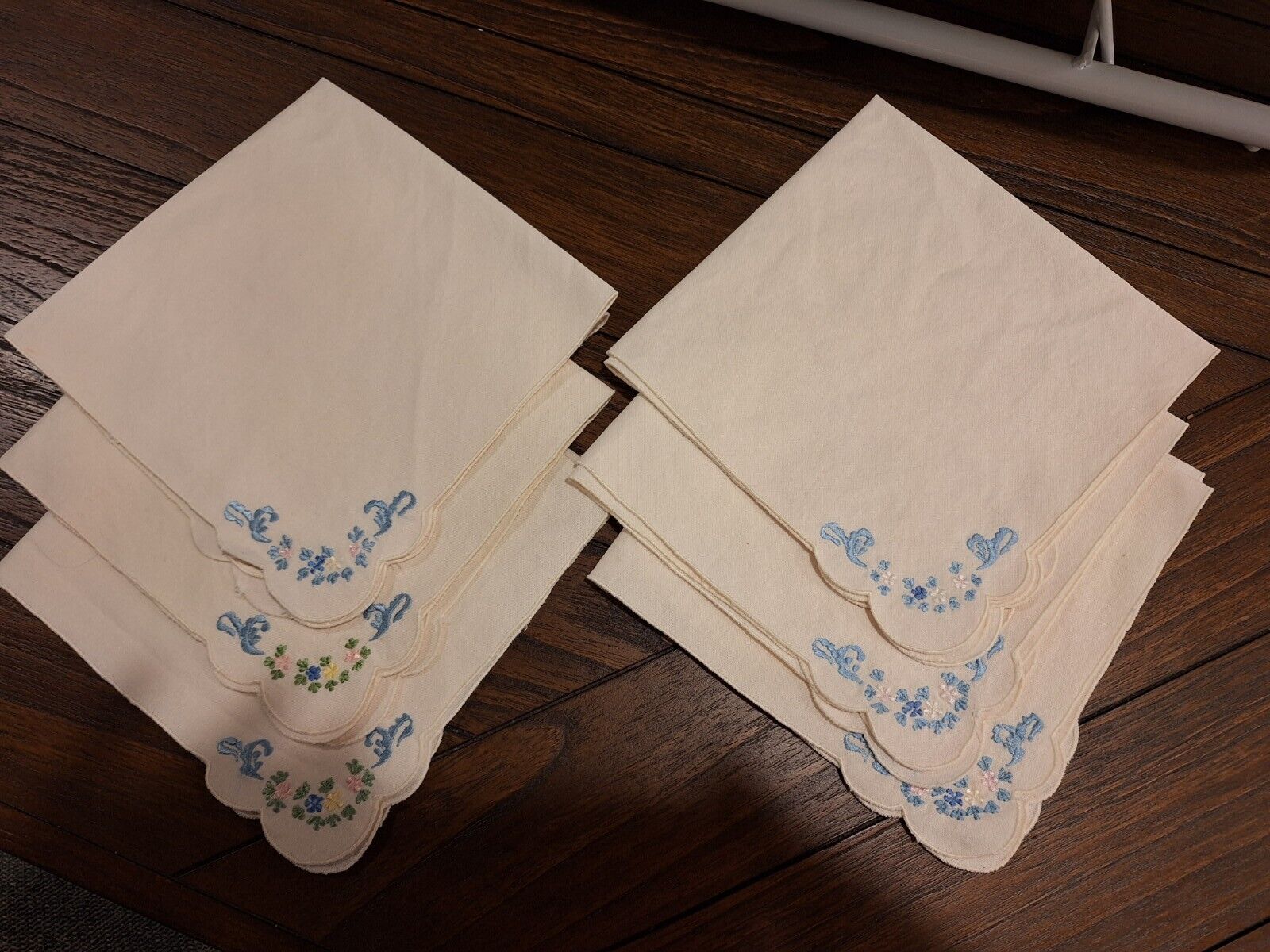 Set Of 7 Vintage Square Scalloped Linen Embroidered Napkins Nice Condition