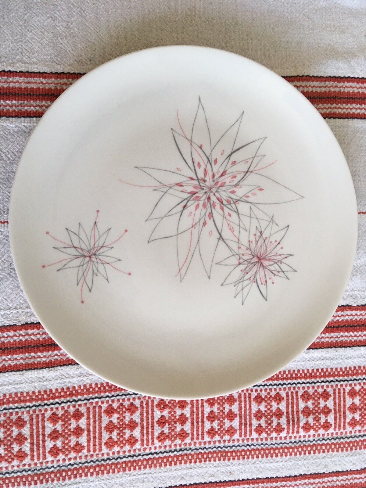 VTG RIVIERA CARIBE CASUAL FLORAL GRAY PINK/RED ATOMIC FLOWERS MCM DINNER PLATE