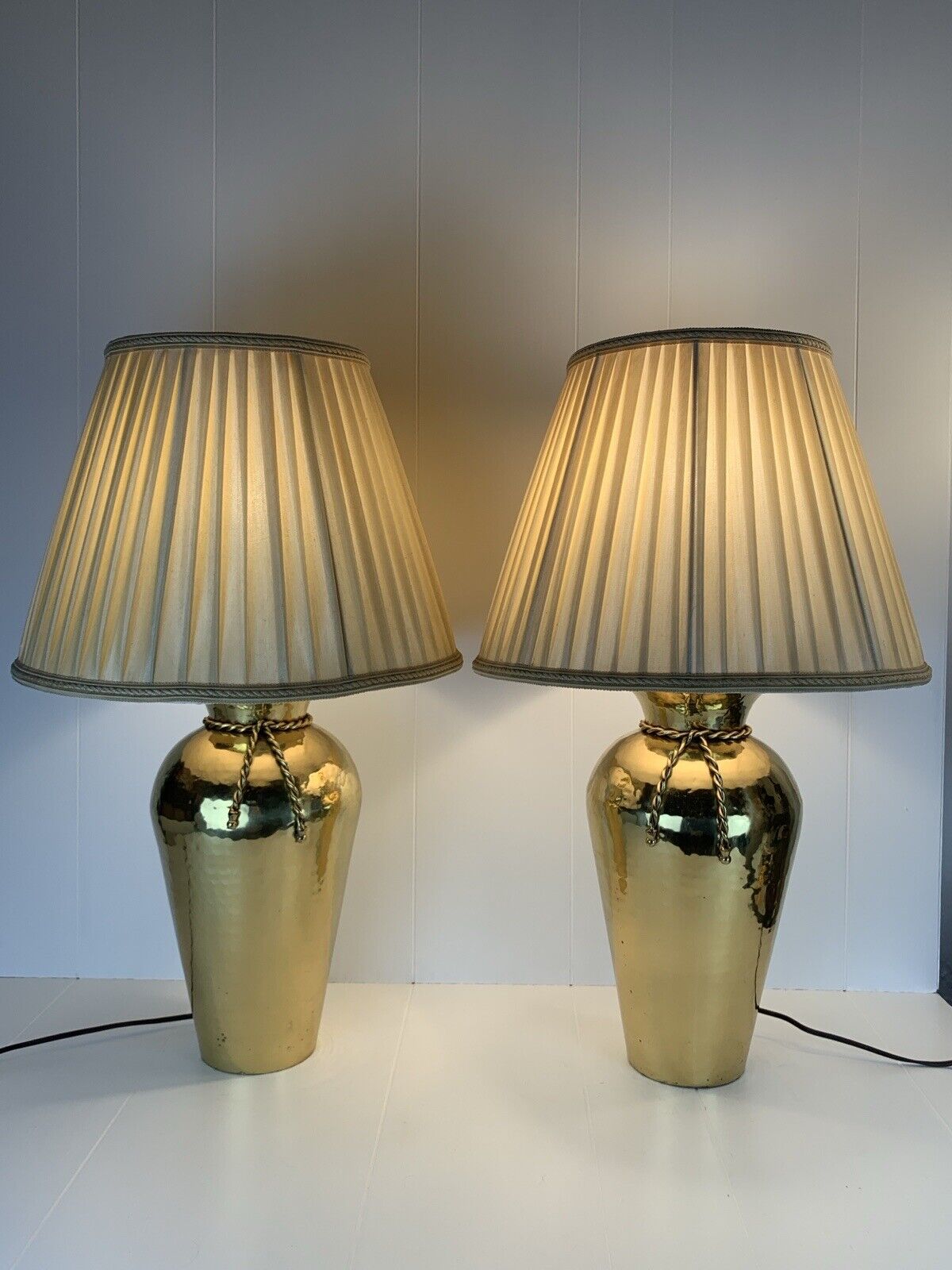 PAIR OF VINTAGE BRASS TABLE LAMPS WITH RUFFLED METAL DETAIL / Shades not include